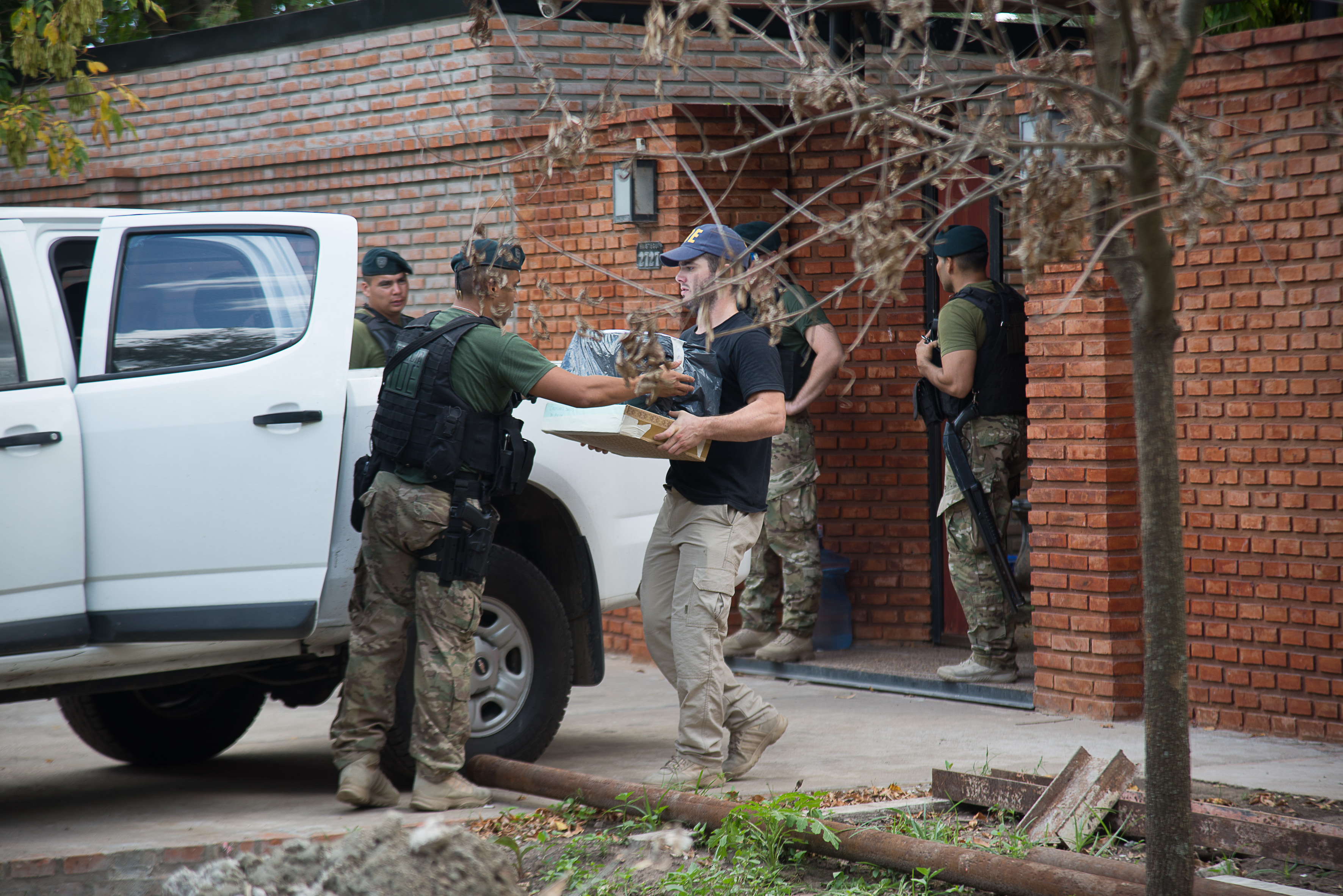 Allanaron una vez más la mansión de calle Maiztegui: Detenciones y vehículos secuestrados 